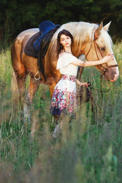 Femme attrayante avec cheval — Photo