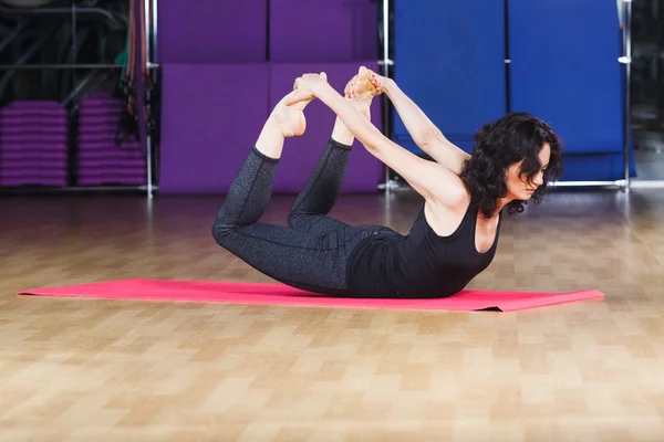 Chica haciendo ejercicios en el gimnasio — Foto de Stock