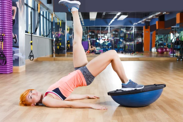 Chica está haciendo ejercicios con Bosu Ball — Foto de Stock