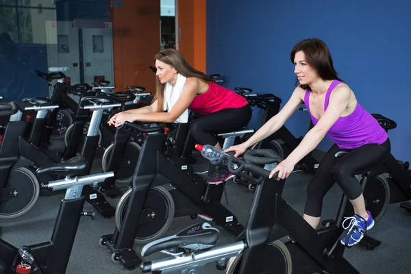 Dos mujeres jóvenes en el gimnasio — Foto de Stock