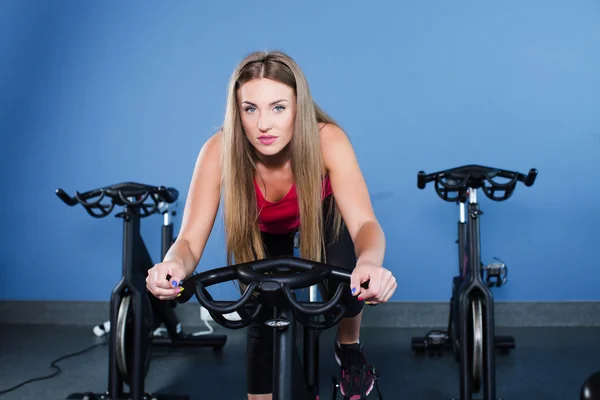 Junge Frau im Fitnessstudio — Stockfoto