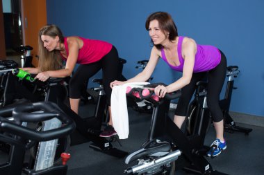 Spor salonundaki İki Genç Kadın