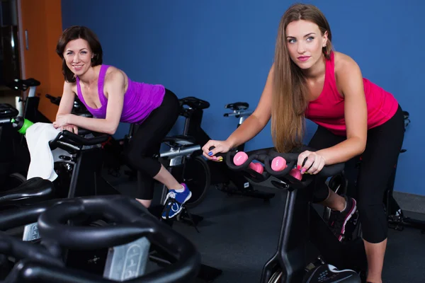 Dos mujeres jóvenes en el gimnasio — Foto de Stock