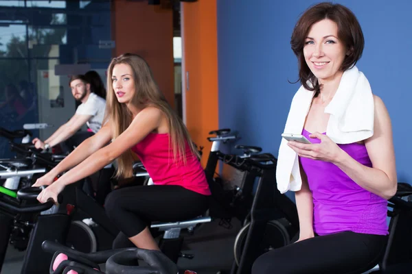Two young women in gym — Stock Photo, Image