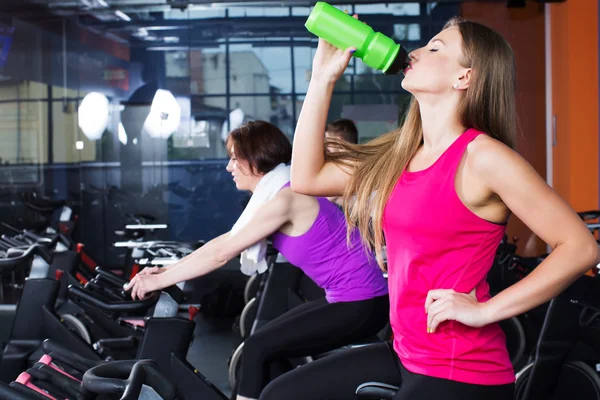 Zwei junge Frauen im Fitnessstudio — Stockfoto