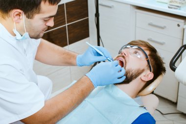 dişler diş hekimleri muayene olan adam