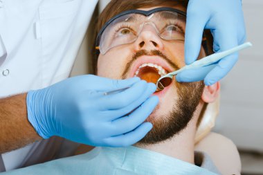 Diş hekimi ve erkek hasta