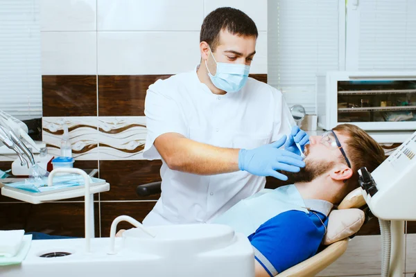 Стоматолог с пациентом-мужчиной — стоковое фото
