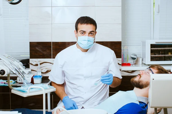 Tandarts met mannelijke patiënt — Stockfoto