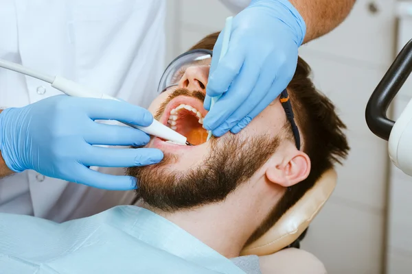 Dentysta i mężczyzna pacjenta — Zdjęcie stockowe