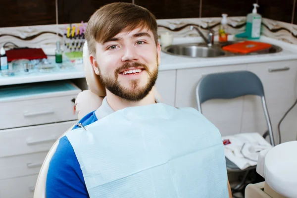Ember mosolyogva, egy fogorvosi rendelőben — Stock Fotó