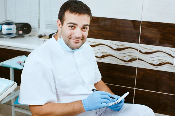 Dentista feliz tomar notas . — Fotografia de Stock