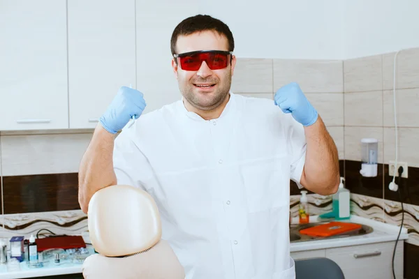 Dentista en gafas protectoras rojas — Foto de Stock