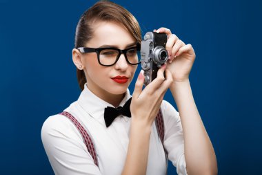 Esmer kız holding retro kamera