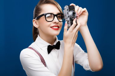 Esmer kız holding retro kamera