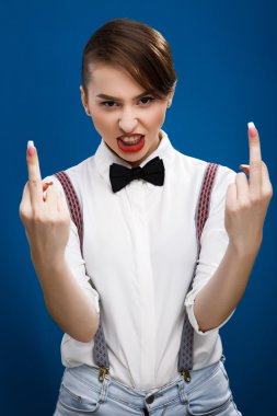 genç kadın stüdyoda poz