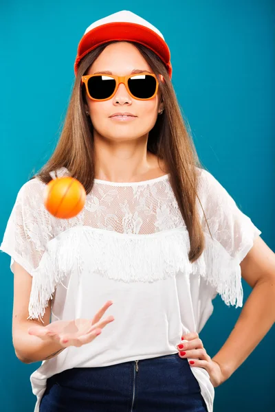 Mooie jonge vrouw — Stockfoto