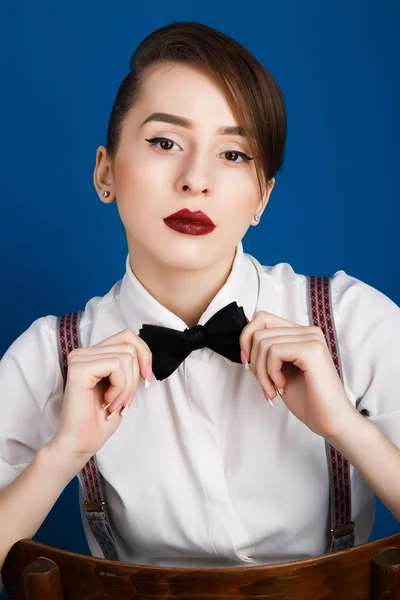 Ung kvinna poserar i studio — Stockfoto
