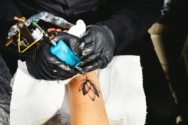Tatuaje artista trabaja en la mano del cliente — Foto de Stock