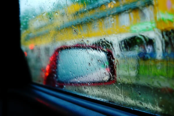 Regnet droppar rullande på fönster — Stockfoto