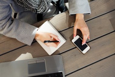 Dizüstü bilgisayarı olan genç kadın