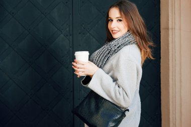 Kadın sokakta kahve ile