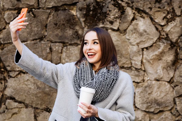 Sorrindo menina agradável tomando selfie — Fotografia de Stock