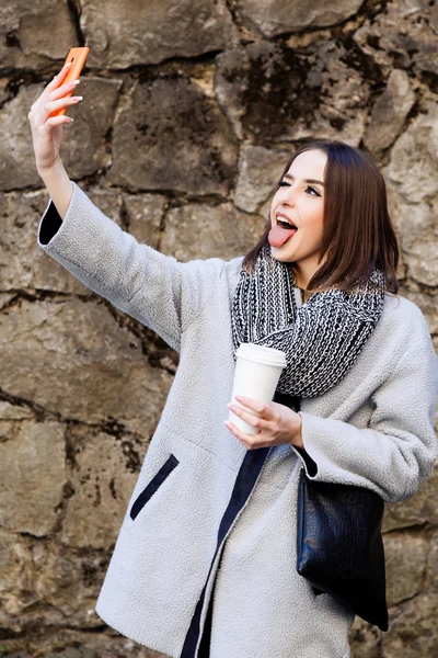 Menina elegante engraçado tomando selfie — Fotografia de Stock