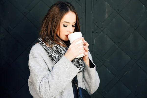 Donna con caffè per strada — Foto Stock