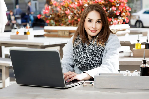 Woman posing with laptop — Stockfoto