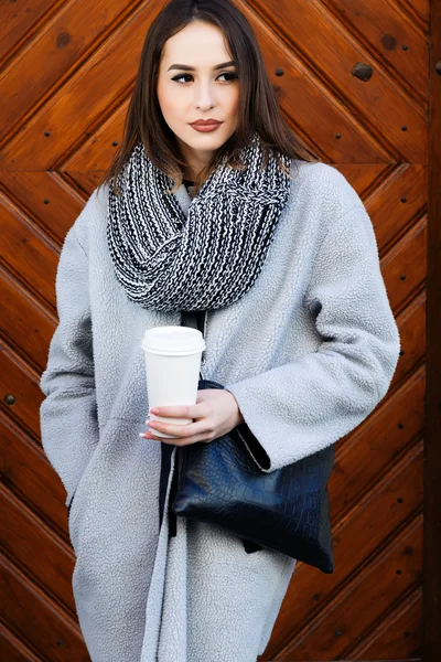 Прекрасная девушка, стоящая с чашкой кофе — стоковое фото