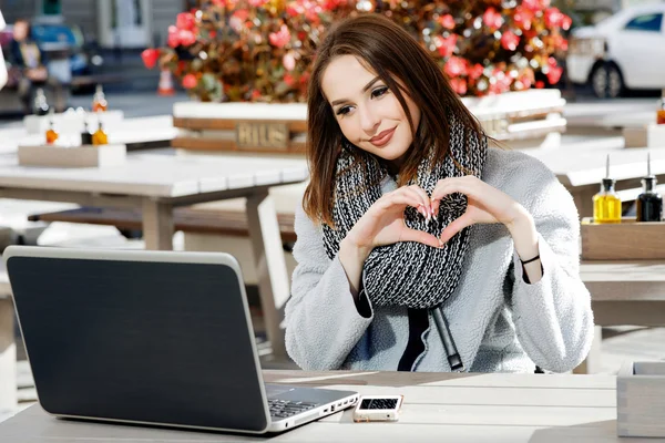 Mulher sentada na mesa com laptop — Fotografia de Stock