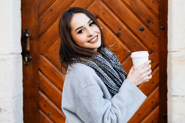 Chica sosteniendo taza de café — Foto de Stock