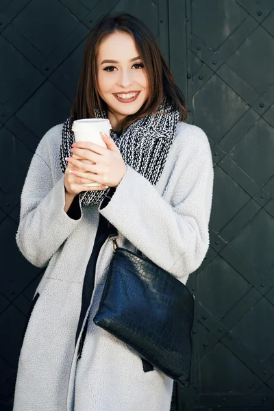 Donna con caffè per strada — Foto Stock