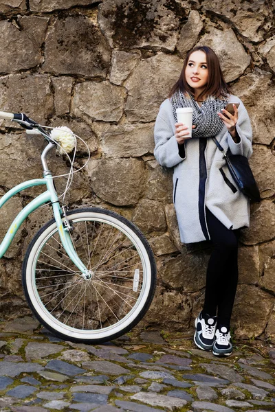 커피를 들고 있는 여자 — 스톡 사진