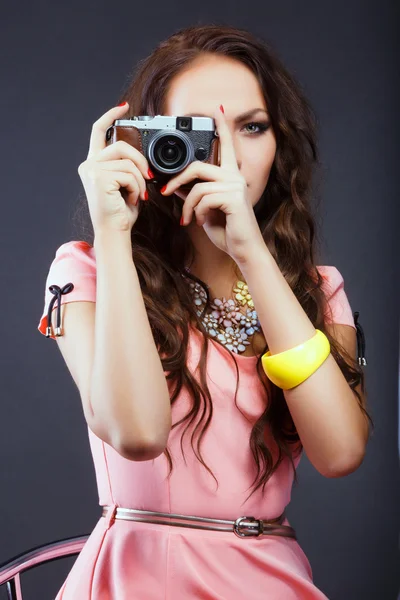 Model w studio trzymając aparat — Zdjęcie stockowe