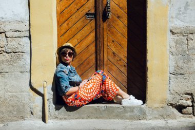 Genç Kadın Kameraya Bakıyor.