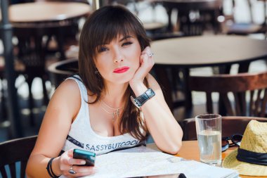 Kafede oturan kadın 