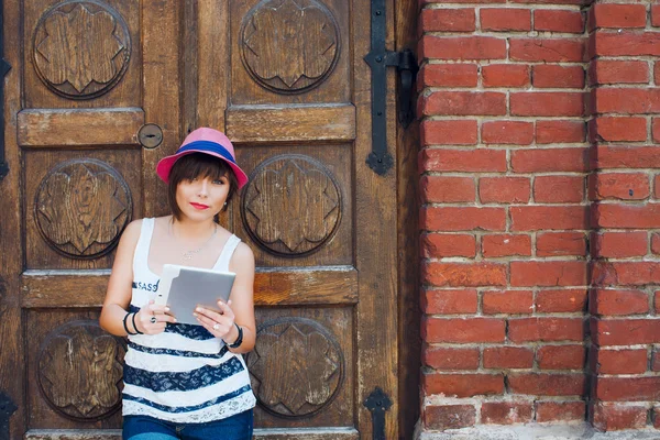 Mujer joven con tableta digital — Foto de Stock