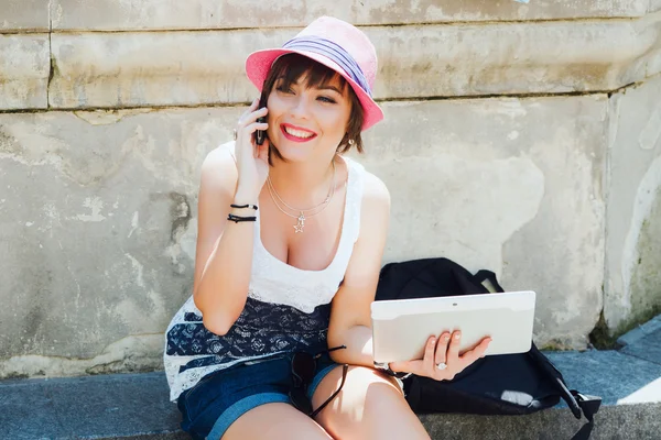 Toeristische meisje zit met Tablet PC — Stockfoto