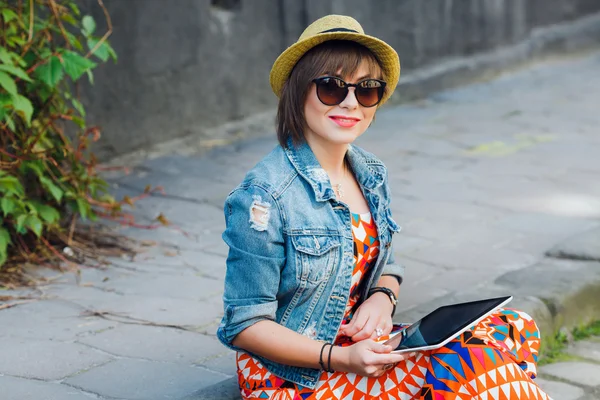 Smiling woman tourist — Stockfoto