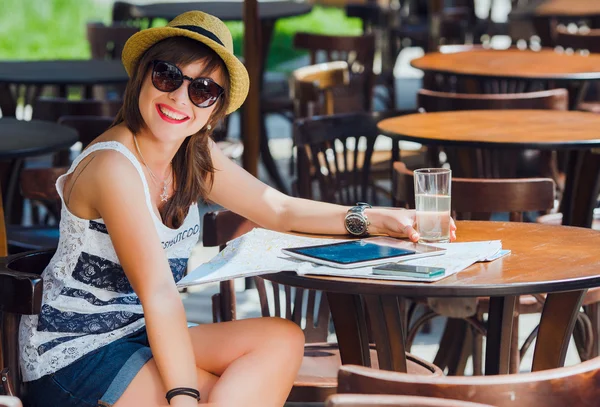 Mulher turística em um chapéu e óculos de sol — Fotografia de Stock