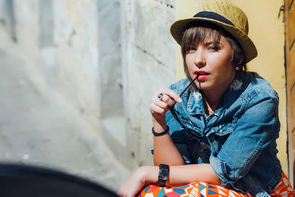 Tourist girl looking at camera — Stockfoto