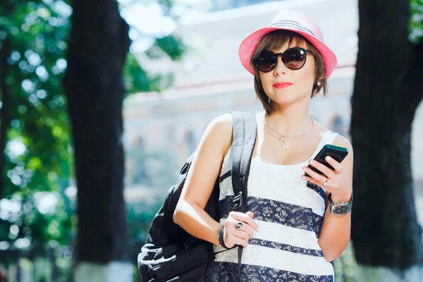 Mujer joven con teléfono inteligente — Foto de Stock