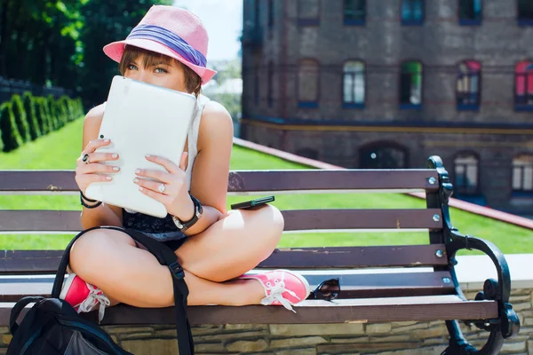 Mujer joven con tableta digital —  Fotos de Stock