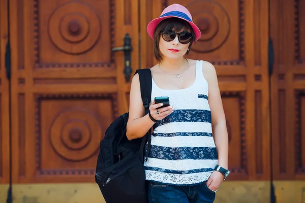 Mulher com smartphone e mochila — Fotografia de Stock