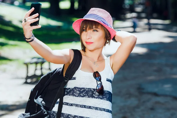 Ung kvinna, gör selfie — Stockfoto