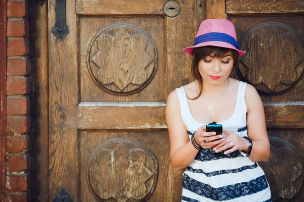 Jonge vrouw op zoek naar smartphone. — Stockfoto