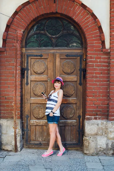 Menina feliz sorrindo no fundo das portas — Fotografia de Stock