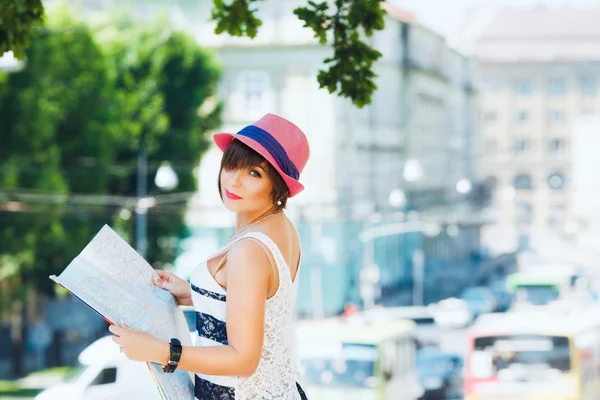 Menina turista segurando um grande mapa — Fotografia de Stock